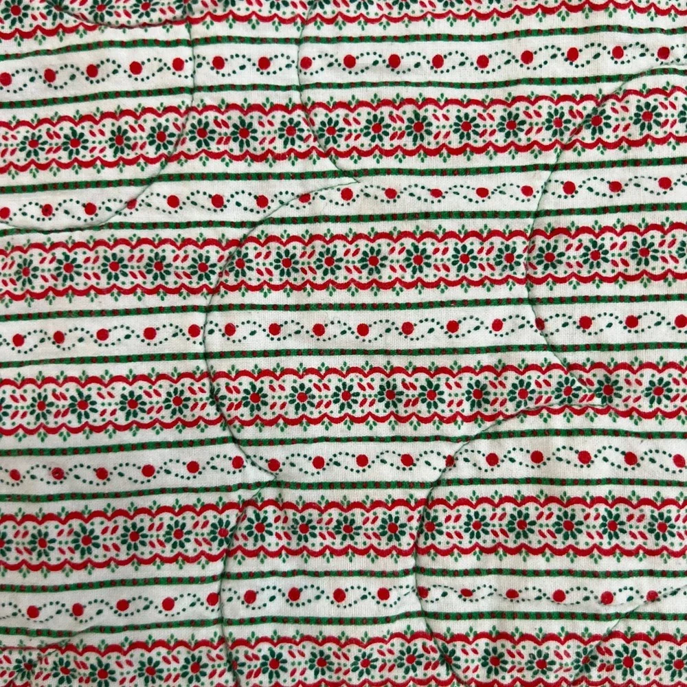 Handmade Quilted Throw Blanket‎ Winter Cabin Scene Green Red Christmas Theme